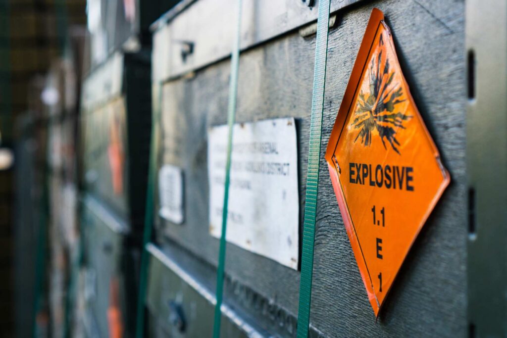 Räjähdekuljetuksen EXPLOSIVE-varoitusmerkintä