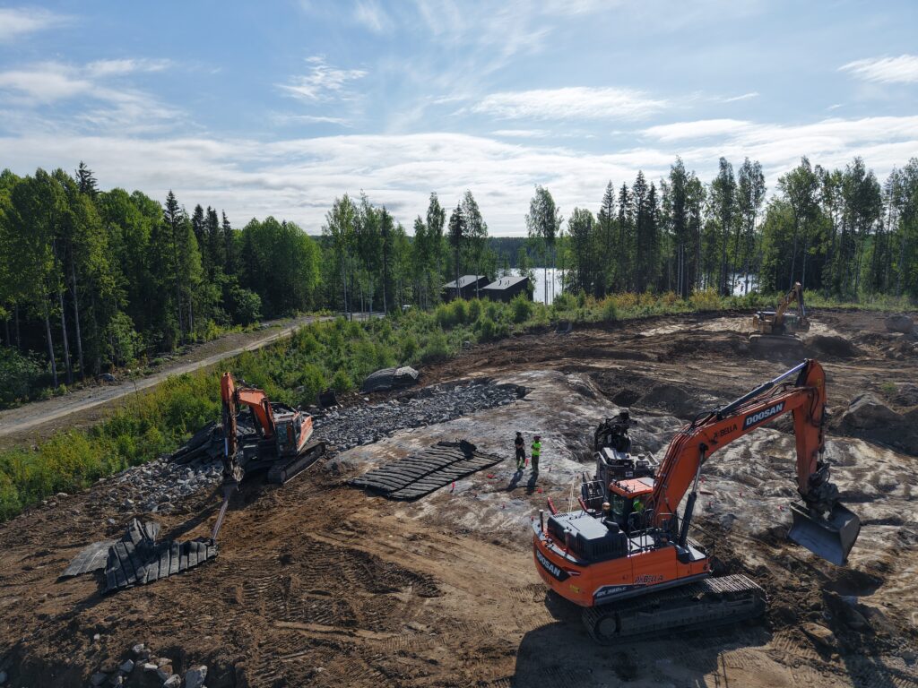 Ilmakuva louhintatyömaasta järven rannalla